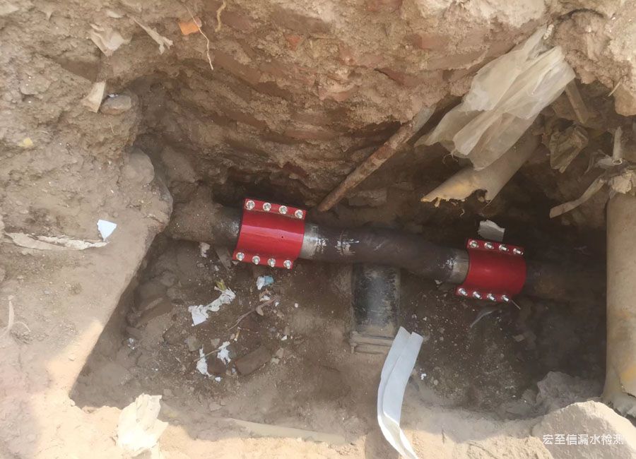 青島市南區(qū)上清路戶外管道漏水檢測(cè)維修現(xiàn)場(chǎng)